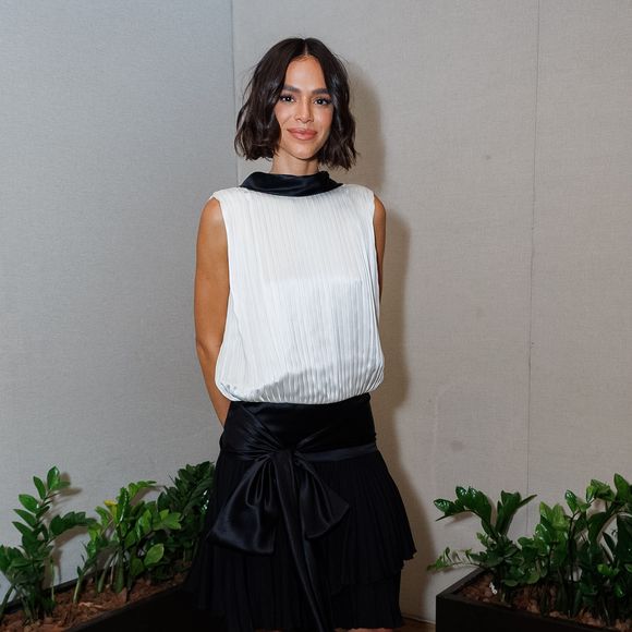 Bruna Marquezine apostou em um vestido P&B composto por uma saia preta com um laço gigante e a parte de cima em uma regata branca plissada