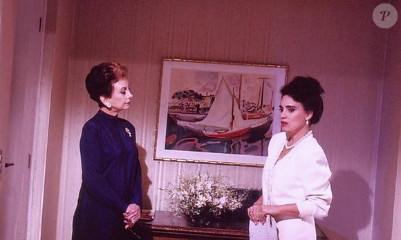 Em 'Vale Tudo' de 1988, Raquel (Regina Duarte) usava alfaiataria mais sóbria e pesada