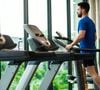 Álvaro Puche, treinador especializado em pessoas mais velhas, explica que caminhar é principalmente um exercício cardiovascular e, a partir dos 50 anos, isso não é suficiente por si só