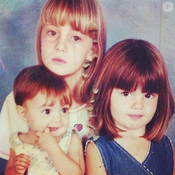 Camila Queiroz criança com as irmãs