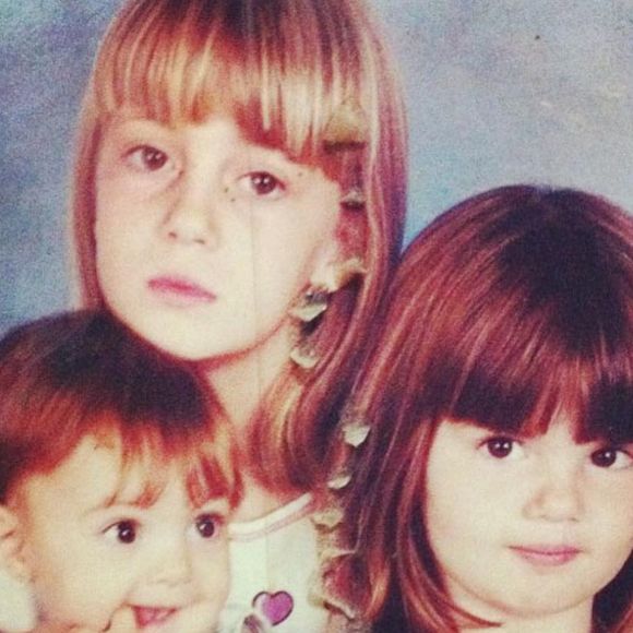 Camila Queiroz criança com as irmãs