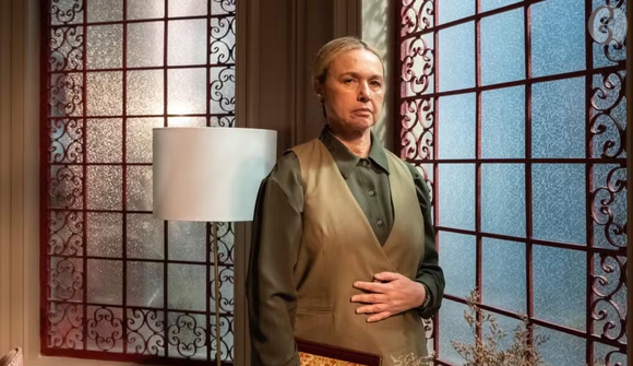 Helga mostra frieza ao apoiar Arminda depois da morte de Célio