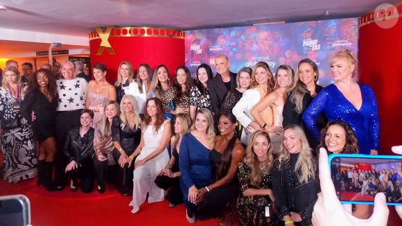 Xuxa se reuniu com as paquitas e prestigiou o lançamento do documentário nesta terça-feira (10)
