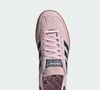 Esse modelo da Adidas é ideal para combinar com peças de linho, desde bermudas até camisas de sobreposição