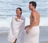 Bruna Marquezine e Shawn Mendes deixaram praia enrolados em toalhas macias