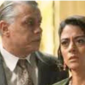 Clarice (Carol Castro) perdoa Juliano (Fabio Assunção) em 'Garota do Momento'? Mãe Beatriz (Duda Santos) despreza o marido, que quebra objetos de pintura dela