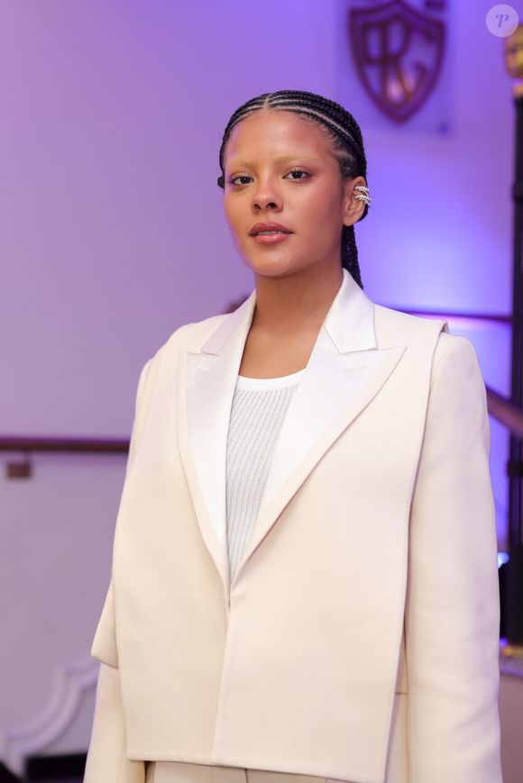 Além da produção fashion, o detalhe que mais chamou atenção foi a beleza: Bella desfilou com as sobrancelhas descoloridas,