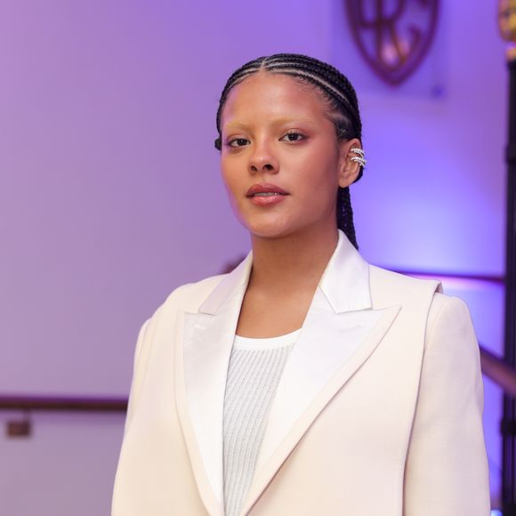 Além da produção fashion, o detalhe que mais chamou atenção foi a beleza: Bella desfilou com as sobrancelhas descoloridas,