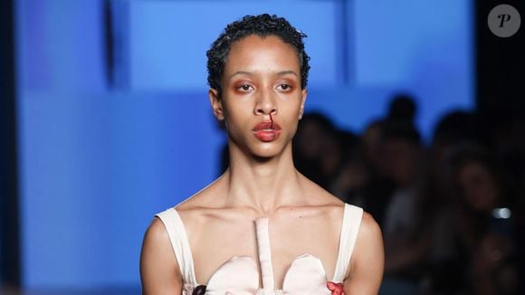 A presença no Met Gala 2026 reforça o reconhecimento global do trabalho experimental e autoral de Renata Buzzo na moda contemporânea