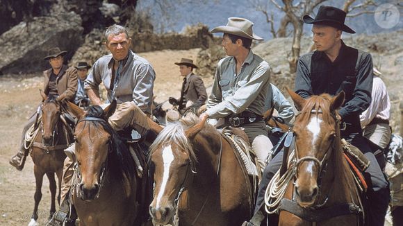Adaptação de 'Os Sete Samurais', de Akira Kurosawa, o filme conta a história de uma pequena aldeia mexicana, constantemente aterrorizada por uma gangue de bandidos, que pede ajuda a um grupo de sete pistoleiros para defender o vilarejo