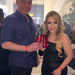 Alexandre Correa negou qualquer envolvimento romântico com Flavinha Cheirosa, mas ela garante que os dois viveram um affair