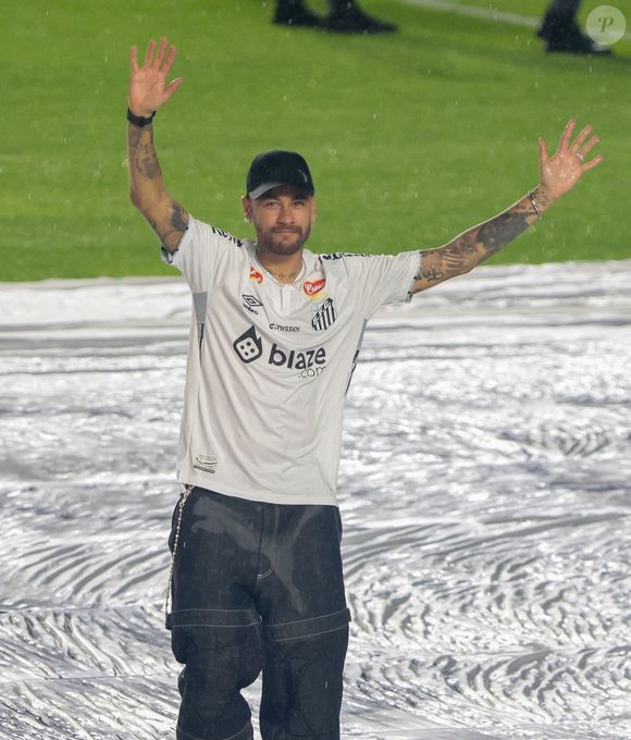 Atitude de Neymar gerou polêmica nas redes sociais e acabou em críticas para o jogador do Santos, que está na zona de rebaixamento do Brasileirão