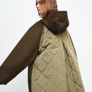 Quem procura um casaco para usar por muitas temporadas pode encontrar na parka da Zara uma aposta certeira. A peça premium está com 30% de desconto durante a liquidação