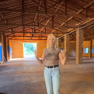 Mesmo com as mudanças para receber o casamento, a Casa Gialla mantém características da construção histórica. Segundo a Quem, os tijolos originais, assim como a fachada e a lateral do salão, foram preservados durante a reforma da fazenda de mais de 180 anos