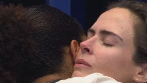 Após morte do pai, Ana Paula Renault é confortada por Milena, no 'BBB 26'; 'tia' oferece ajuda à amiga: 'Se você quiser, posso...'
