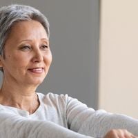 Braços flácidos nunca mais: com apenas garrafa de água e um pano de limpeza, você pode fazer um exercício excêntrico que estimula a massa muscular, indica expert em pilates