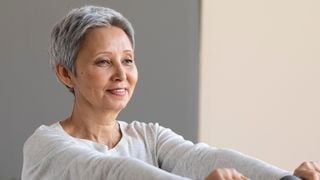 Braços flácidos nunca mais: com apenas garrafa de água e um pano de limpeza, você pode fazer um exercício excêntrico que estimula a massa muscular, indica expert em pilates