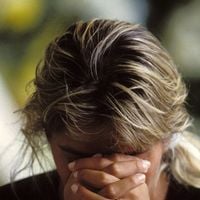 Poucos sabem, mas Adriane Galisteu foi envolvida em rumor de gravidez de Ayrton Senna e encarou saia justa com Xuxa no enterro do piloto