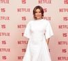Juliana Paes: usa um vestido longo totalmente branco de caimento fluido, que se destaca pelas mangas curtas amplas e painéis plissados que se estendem pelas laterais até a barra, arrematado com sandália clara de salto