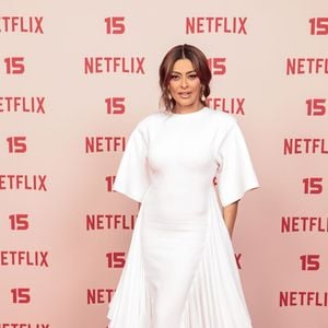 Juliana Paes: usa um vestido longo totalmente branco de caimento fluido, que se destaca pelas mangas curtas amplas e painéis plissados que se estendem pelas laterais até a barra, arrematado com sandália clara de salto
