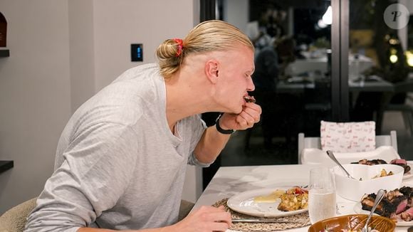 A carne favorita de Erling Haaland, rival do Brasil na Copa do Mundo de 2026, é o tomahawk, que ele costuma preparar na churrasqueira