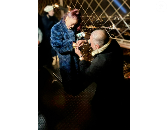 Pedido de casamento na Torre Eiffel marcou história de amor do casal