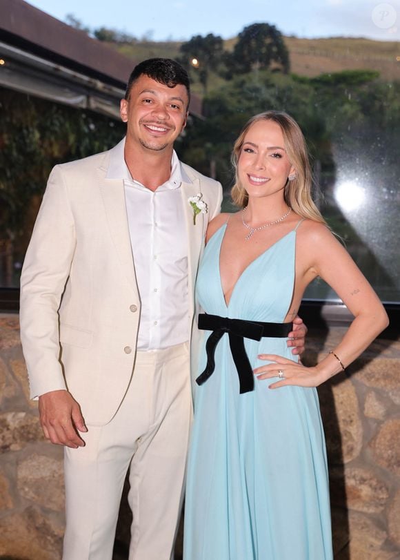 Tata Estaniecki e Júlio Cocielo posam para os fotógrafos no casamento milionário de Renato Albani e Juliana Fructuozo; veja os looks