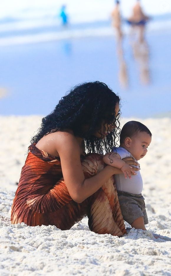 Lorena Maria levou o filho bebê com MC Daniel, Rás, à praia da Barra da Tijuca, Zona Oeste do Rio