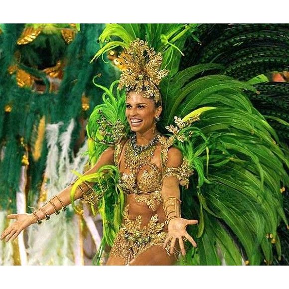 Grazi Massafera desfilou como rainha de bateria da Grande Rio em 2007