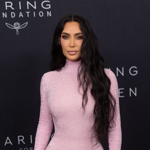 Kim Kardashian também é adepta do tom: empresária valorizou seu corpo esculpido neste look