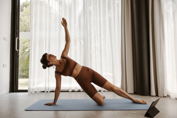 A ideia é trabalhar o alongamento, postura e consciência corporal sem pesos