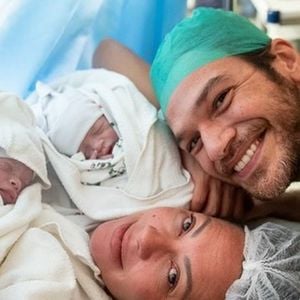 No Instagram, Emilio Dantas e Fabiula Nascimento reproduziram a foto do nascimento dos filhos...