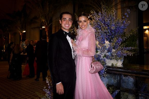 Herdeira do fundador da Ricardo Eletro, Livia Nunes exibiu um vestido rosa de plumas e posou com o namorado, Adibe Marques, filho do CEO da Cimed