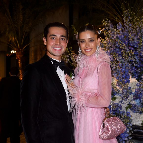 Herdeira do fundador da Ricardo Eletro, Livia Nunes exibiu um vestido rosa de plumas e posou com o namorado, Adibe Marques, filho do CEO da Cimed