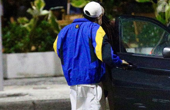 Francisco Gil e ex-’BBB’ Alane Dias deixaram o local juntinhos no carro do cantor