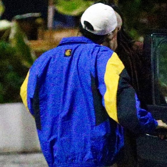 Francisco Gil e ex-’BBB’ Alane Dias deixaram o local juntinhos no carro do cantor