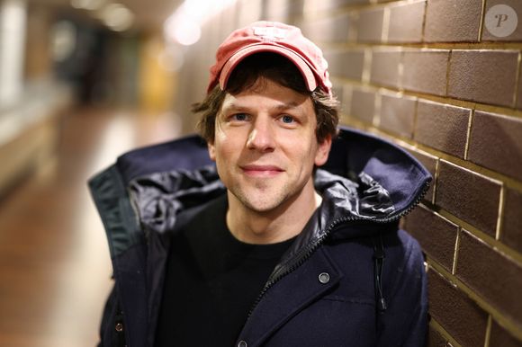 O ator e diretor Jesse Eisenberg deu vida ao executivo-chefe da companhia Meta nos cinemas.