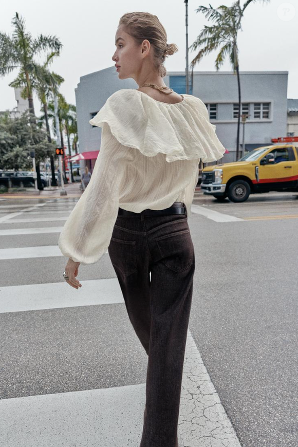 Blusa da Zara boho chic traz decote V, miçangas na ponta do laço e mangas bufantes com acabamento elástico e babados. O seu preço médio é de R$ 279,00.