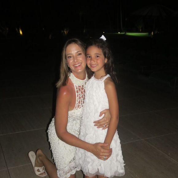 Manuella apostou num vestido branco e fechou a produção com uma sandália de dedos com aplicações de tachinhas, super em alta, e tiras. Seu cabelo estava solto, e arrematou o look um um prendedor em formato de laço.