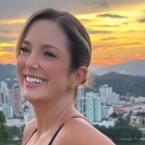 De maiô ultra cavado e decotado, Ticiane Pinheiro curte viagem e valoriza pernas saradas em foto. Veja!