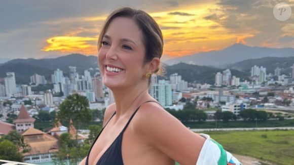 De maiô ultra cavado e decotado, Ticiane Pinheiro curte viagem e valoriza pernas saradas em foto. Veja!