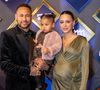 Neymar, Bruna Biancardi e a filha Mavie posam juntos no tapete vermelho do leilão beneficente em São Paulo