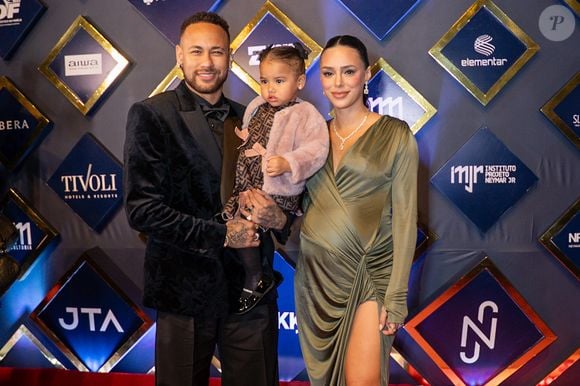 Neymar, Bruna Biancardi e a filha Mavie posam juntos no tapete vermelho do leilão beneficente em São Paulo