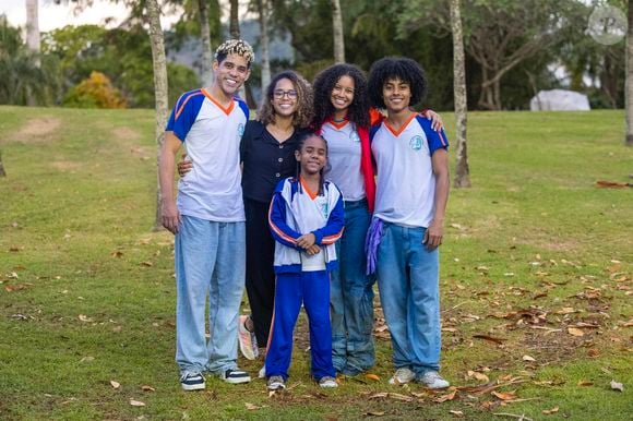 Elenco mirim de 'Por você': Cauê Campos (Peixe), Larissa Fernandes (diretora), Kadu Spinola (Samuca), Laura Luz (Glorinha) e Fabrício Assis (Ítalo)