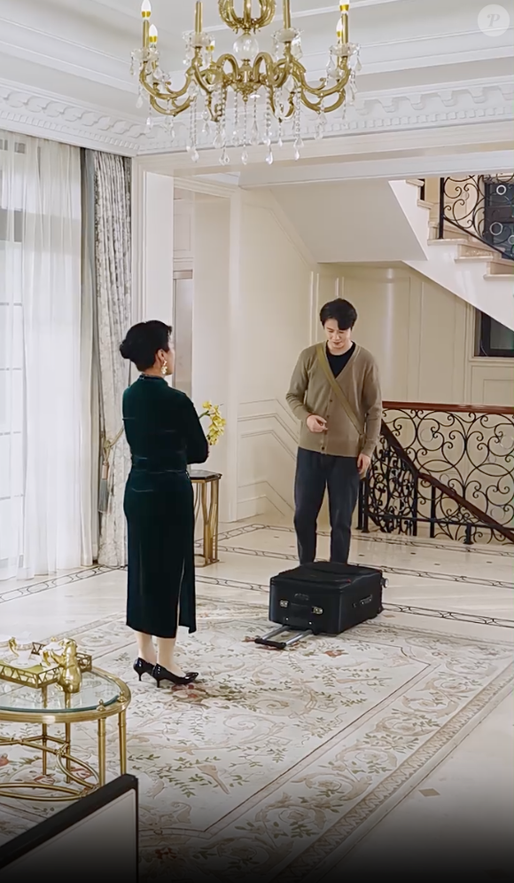 Diogo leva um golpe de sua nora e a mãe dela, que roubam sua casa e o deixam vagando pelas ruas