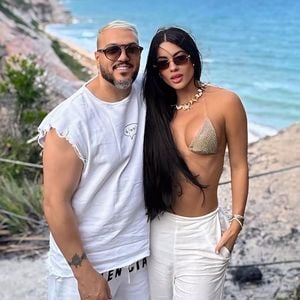 Rayane Figliuzzi e Belo tiveram o relacionamento envolvido em rumores de uma suposta proposta de R$ 10 milhões para o fim do namoro sem revelação de segredos. A influenciadora negou ter pedido dinheiro ao cantor