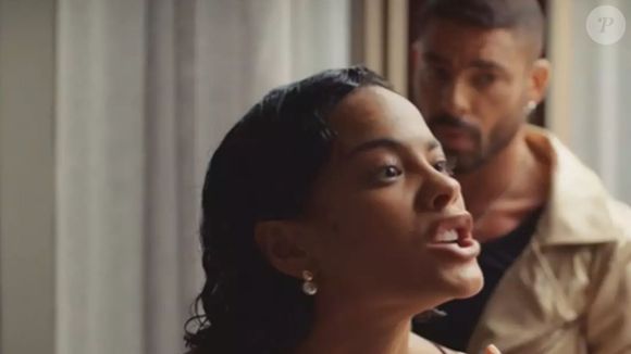 Segundo a colunista Carla Bittencourt, atriz chorou após ser pressionada a defender o colega em meio a polêmica