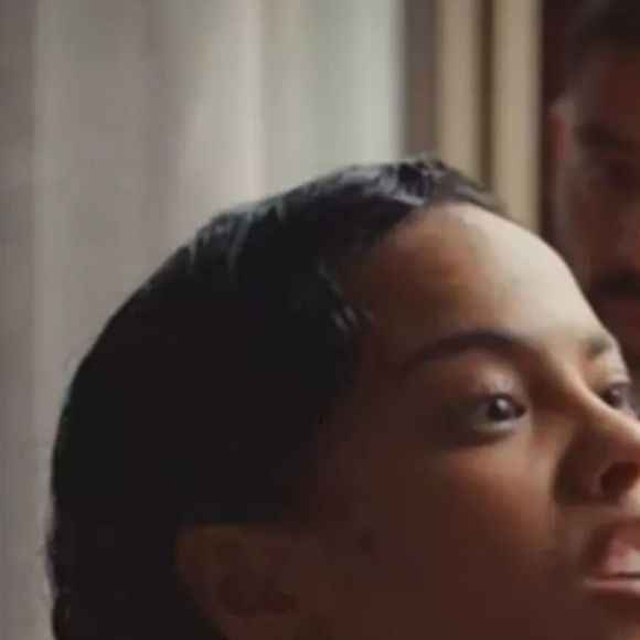 Segundo a colunista Carla Bittencourt, atriz chorou após ser pressionada a defender o colega em meio a polêmica