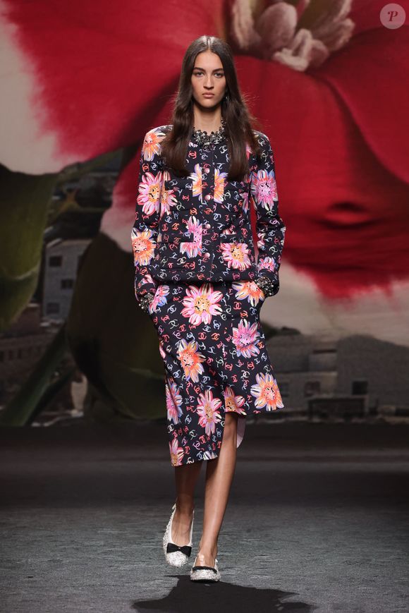 Floral de fundo preto é ótima pedida para um evento noturno na Primavera