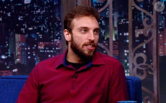 Léo Lins entra na polêmica e sugere que mudança de Thais Carla é movida por dinheiro